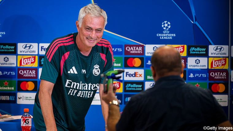 Opvallend Een knipoog naar 2010: Italiaanse journalist geeft José Mourinho een tuinsproeier na persconferentie