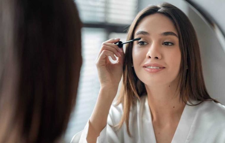 Make-up uitgelopen of verdwenen? Deze spullen redden je onderweg