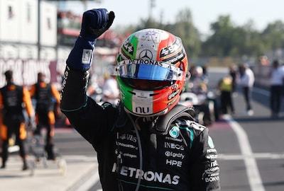 “Dit voelt als een droom”: thuisrijder Kimi Antonelli rijdt vanuit verloren positie naar de winst in Monza na stevig duel met ploeggenoot George Russell
