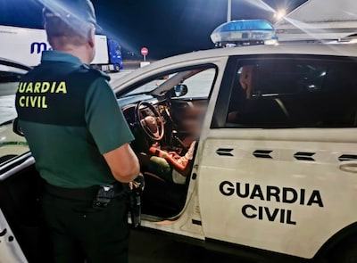 Vader rijdt 140 kilometer verder zonder te merken dat zijn zoontje (10) uitstapte aan Spaans tankstation