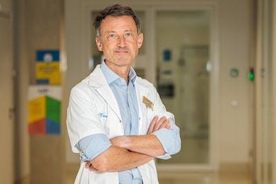 Dit doet dementie-expert Mathieu Vandenbulcke (54) zelf om zijn hersenen gezond te houden: “Eenzaamheid is een stille killer”