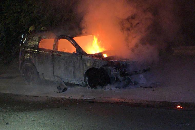 Nuit agitée à Schaerbeek: deux véhicules ravagés par les flammes, un blessé