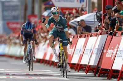 “Mooie vertrouwensboost voor WK”: Wout van Aert snelt na dolle finale naar zege en zorgt voor eerste Belgische ritwinst