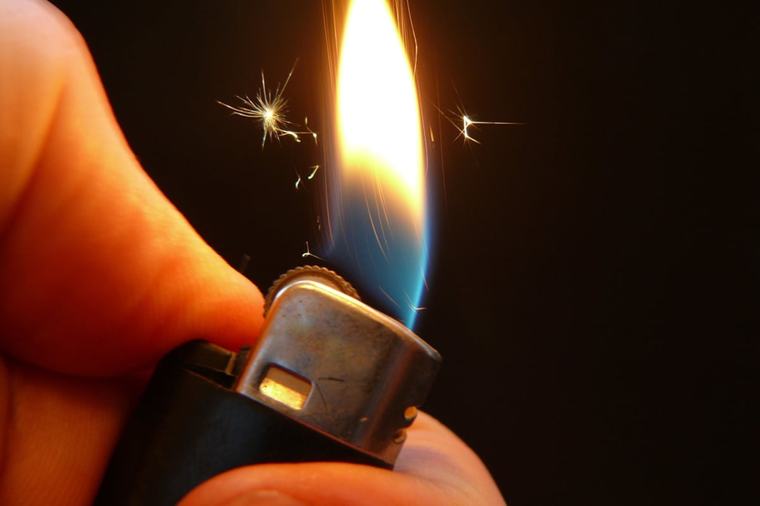 Mons : Il met le feu à une poubelle pour “foutre le bordel” en ville