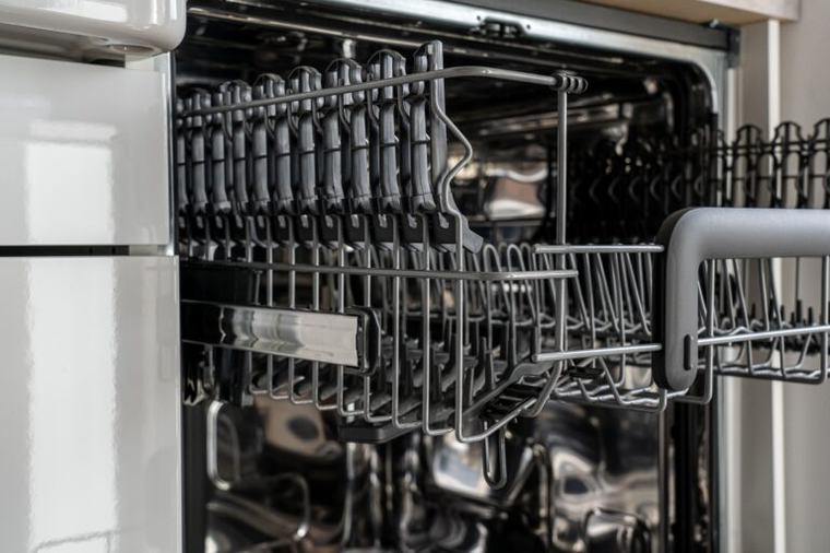 Vaatwasser versus met de hand afwassen: wat is efficiënter?