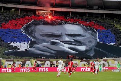 Zelfs voor altijd beladen derby van Belgrado ging dit wel erg ver: oorlogsmisdadiger Ratko Mladić wordt geëerd met tifo en minuut stilte