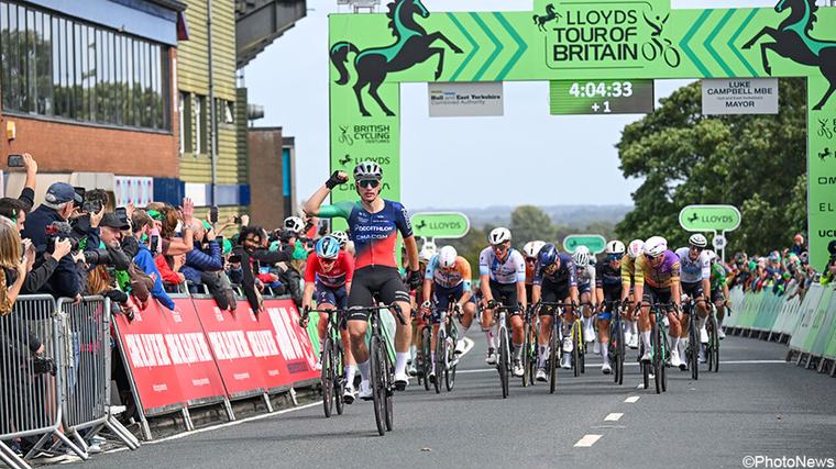 einde O. Kooij Tour of Britain Olav Kooij kletst Tim Merlier los uit het wiel op lastige aankomst in Tour of Britain