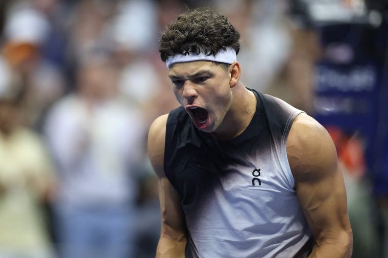 US Open: Ben Shelton domine Stefanos Tsitsipas et rejoint Carlos Alcaraz en quarts