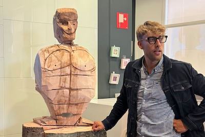 Standbeeld van Ward Lemmelijn (29) uit tv-programma ‘Is ‘t gelukt?’ staat in stadhuis van Tienen: “Geslaagd? Dat mag je zelf komen beoordelen”