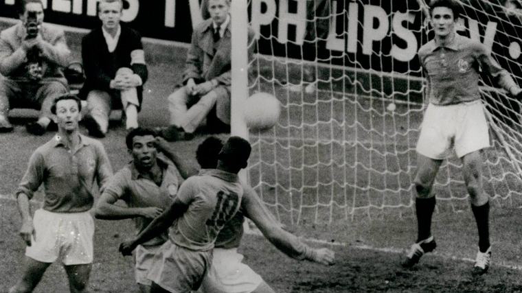 Voetbalshirt van Pelé uit de WK-finale van 1958 verkocht voor 4,9 miljoen dollar