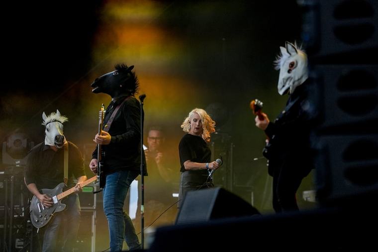 Les Solidarités lâchent les chevaux : Fanny Gillard, Josy and the pony, ruent dans les brancards et n’ont pas peur d’être destroy