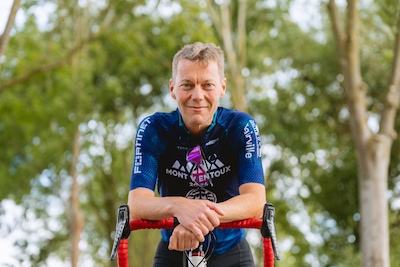Steven (55) leeft met dezelfde agressieve kanker als Margriet Hermans en beklimt straks de Mont Ventoux. “Dat mijn jongste dochter mee de berg opgaat, vind ik fantastisch”
