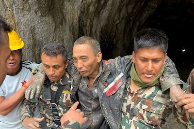 Derde overlevende gered uit tunnel bij waterkrachtcentrale Nepal, nog tientallen mensen zitten vast