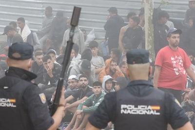21 migranten teruggestuurd naar Marokko na gooien van stenen naar militairen