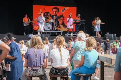 “Dit was gewoon niet goed ingeschat”: VRT annuleert boeking Ketnetband na kritiek over optreden op familiedag van N-VA in Plopsaland