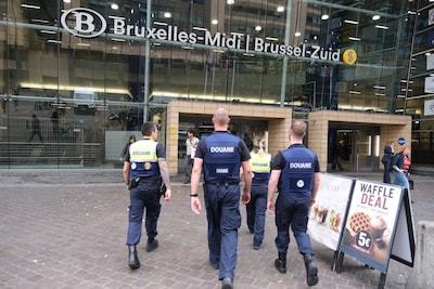 Onder babypakje en slabbetje ligt plots kalasjnikov met 30 patronen: zo liep twintiger tegen de lamp in station Brussel-Zuid