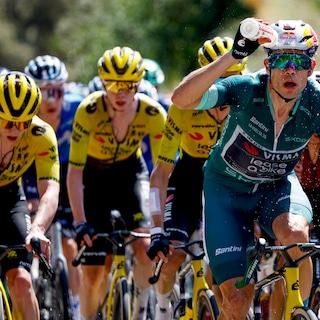 Van Aert houdt hoofd koel in warmste stad van Europa: ‘Blij dat etappe werd ingekort’