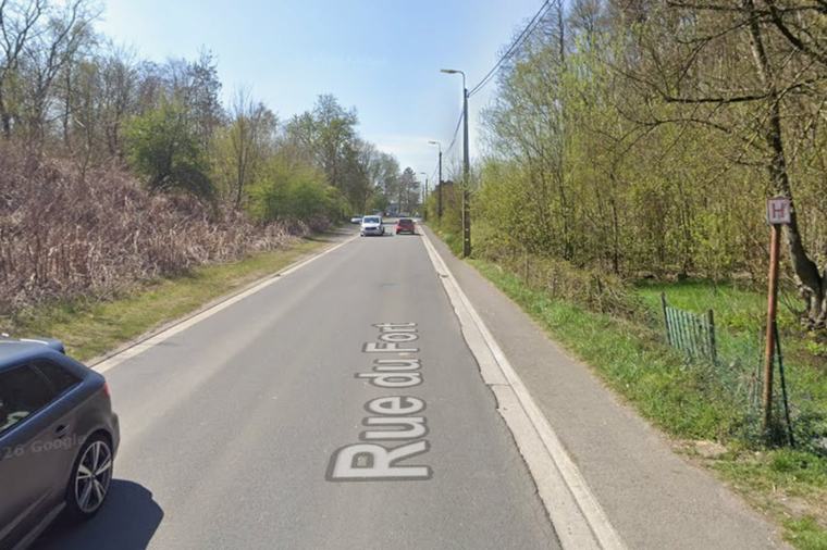 Terrible accident à Fléron : une voiture fonce dans un pylône électrique, le conducteur quitte les lieux avant l’arrivée de la police