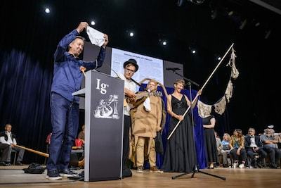 Van begraven onderbroeken tot kakkerlakkenmelk en stinkende tieners: de opvallendste “nep-Nobelprijzen” van 2026