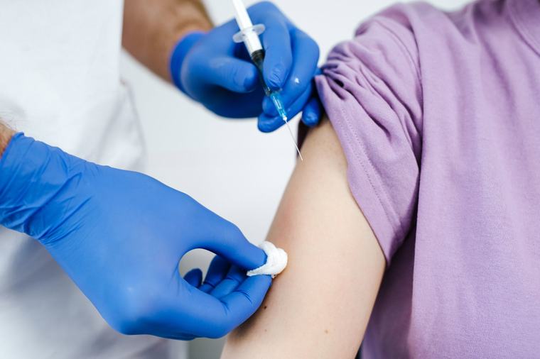 Wetenschappers testen eerste door AI ontworpen vaccin tegen brede groep virussen