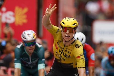“Ik geef z’n lead-out negen op tien”: Wout van Aert “had alles onder controle” en loodst jonge ploegmaat Matthew Brennan naar derde ritzege