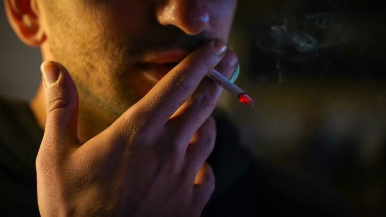 Vier op de tien jongvolwassenen roken of vapen