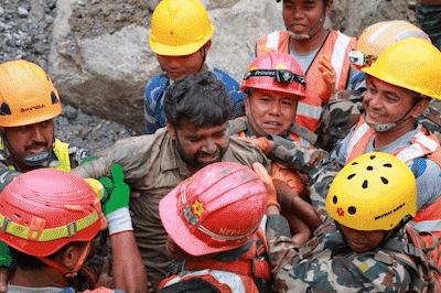 Lichaam van derde persoon gevonden in Nepalese tunnel - Straffe beelden tonen moment waarop reddingswerkers overlevenden bereiken