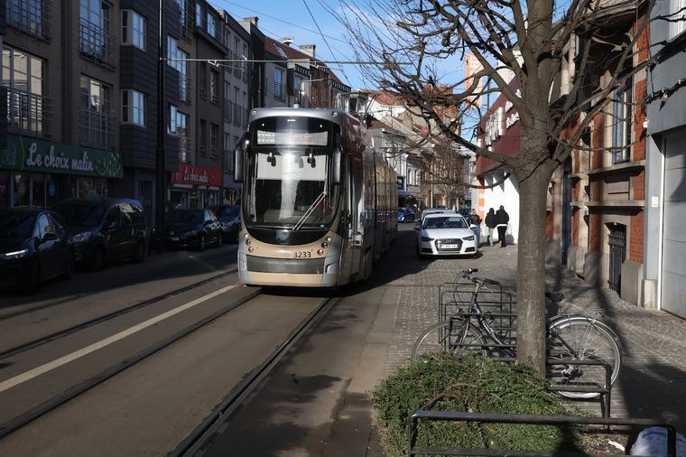 Zone de rencontre sur la chaussée de Neerstalle à Forest : le tram gagne en vitesse, le bilan complet se fait attendre