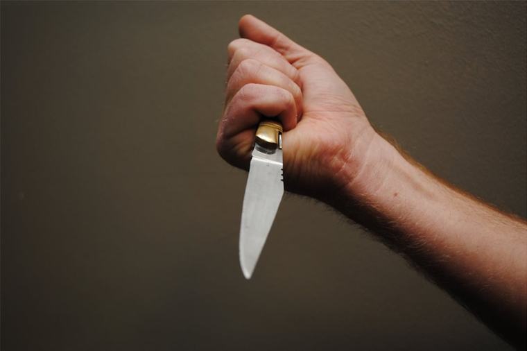 Il demande à son voisin de cesser de frapper au marteau durant la nuit, ce dernier le tabasse, tandis que le premier porte des coups de couteau au second