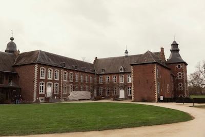 Drie gewonden na massale vechtpartij in viersterrenhotel in Tongeren-Borgloon: “Ze bleven elkaar slaan met ijzeren staven van 2 meter lang”