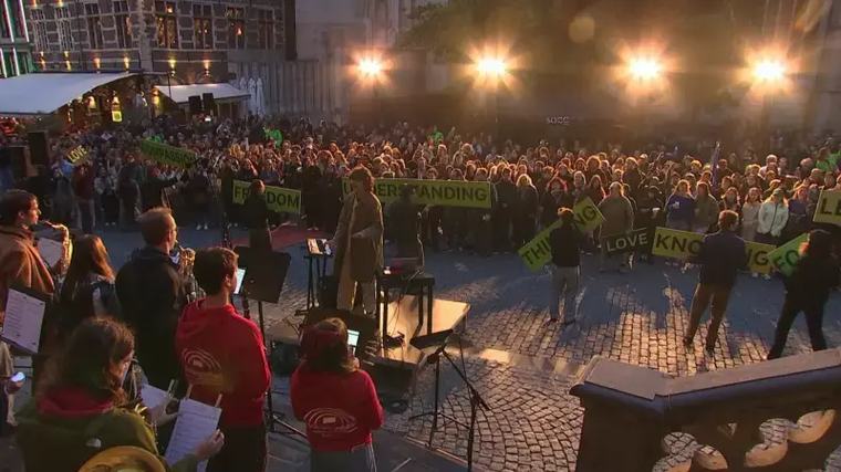 Studenten organiseren eerste wandelcantus ooit tijdens Studentenwelkom: "De studenten zingen zich een weg naar de Oude Markt, waar het feestje dan kan losbarsten"