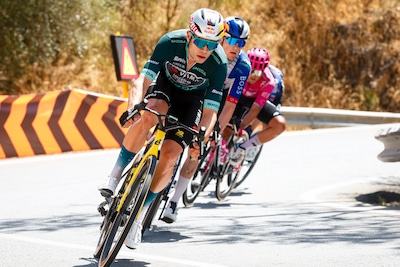 “Wil je alsjeblieft niet aanvallen?”: Wout van Aert laat bergtrui nog niet vallen