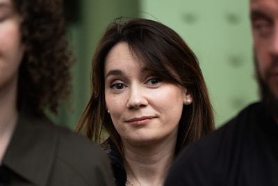 Franse regering geïrriteerd dat mediagroep van conservatieve miljardair Bolloré podium blijft bieden aan ex-directrice Russia Today
