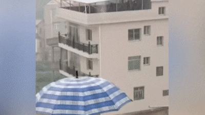 Beelden tonen hoe kolkende watermassa volledig huis meesleurt tijdens tyfoon Saudel in China
