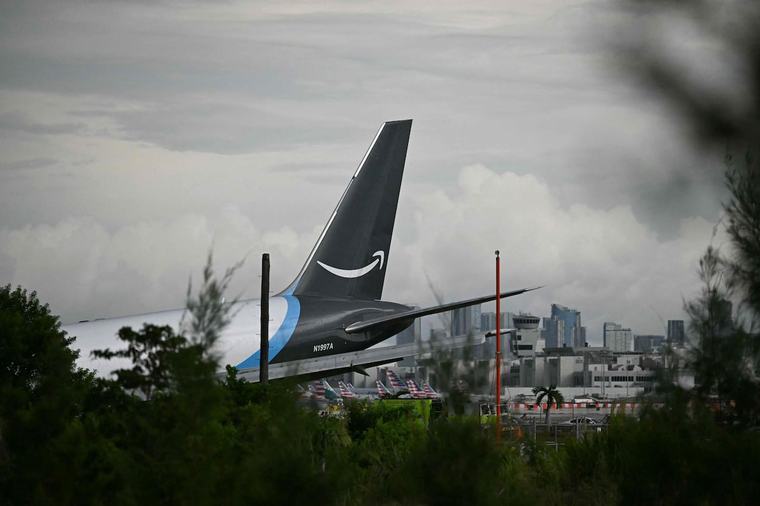 Un avion sort de la piste lors de son atterrissage à Miami et percute plusieurs véhicules, des victimes à déplorer (VIDEOS)
