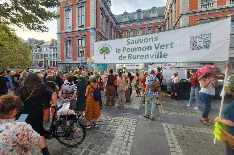 Des centaines de personnes s’invitent au conseil de Liège : “Matexi se croit déjà sur Mars” (photos)
