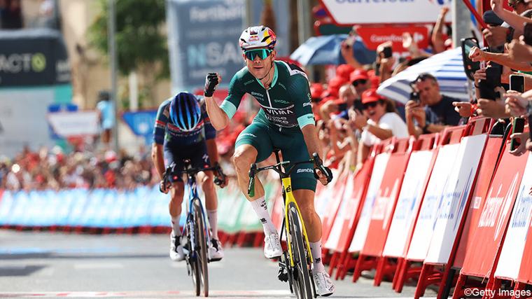 einde W. van Aert Vuelta Hij doet het! Wout van Aert schiet eerste keer raak in deze Vuelta na sprint à deux tegen Valentin Paret-Peintre