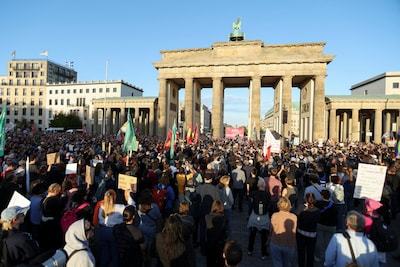 Duizenden Duitsers protesteren na overwinning van AfD in Saksen-Anhalt