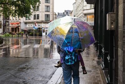 Zonnig zomerweer slaat om in nat herfstweer: regenzone trekt vandaag traag over het land