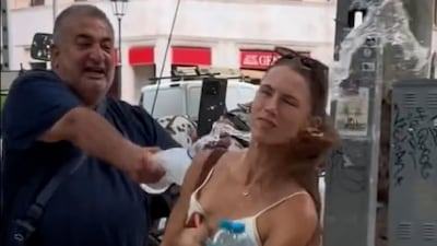 KIJK. Toeriste wil uitgemergeld paard op Mallorca helpen, maar woedende koetsier keert zich tegen haar: “Duitse neonazi”