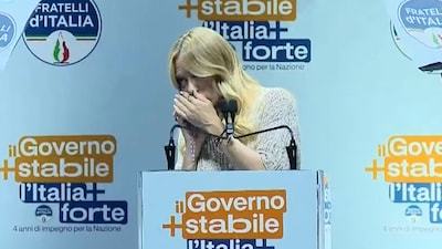 KIJK. Dochter belt drie keer tijdens speech van Italiaanse premier Meloni: “Schatje, ik bel je zo terug”