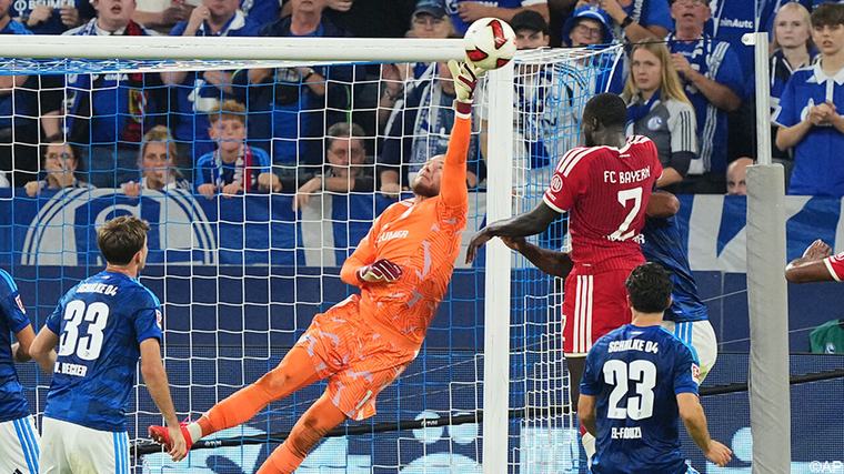 einde S04 0 0 FCB Bundesliga Eerste puntenverlies voor Kompany: Bayern bijt zijn tanden stuk op Schalke 04 en moet tevreden zijn met een puntje