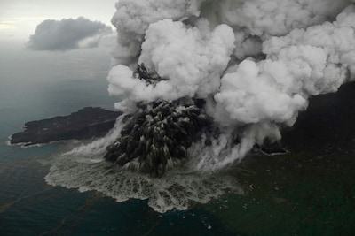 Meeste om as gesloten luchthavens in Indonesië weer geopend, maar Anak Krakatau barst opnieuw uit