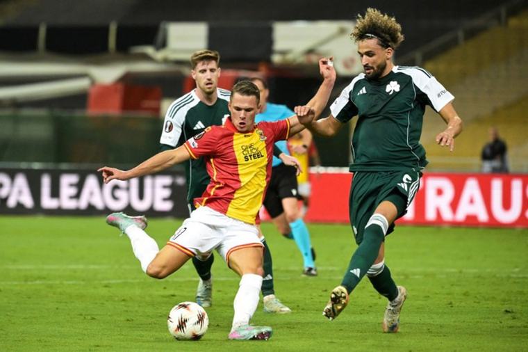 Eredivisie - Wedstrijd Utrecht-Go Ahead Eagles definitief gestaakt nadat fans vuurwerk en bekers gooien