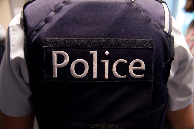 Rébellion dans le Carré : huit policiers ont dû faire équipe pour maîtriser un jeune homme, l’un des agents a 8 jours d’ITT