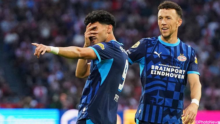 einde AJA 1 3 PSV Eredivisie PSV heerst in Nederlandse topper tegen Ajax: Eindhovenaren grijpen de volle buit mee en klimmen naar de leiding