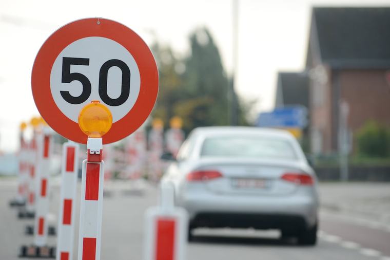 La N618 à Bassenge passe à 50 kilomètres/heure