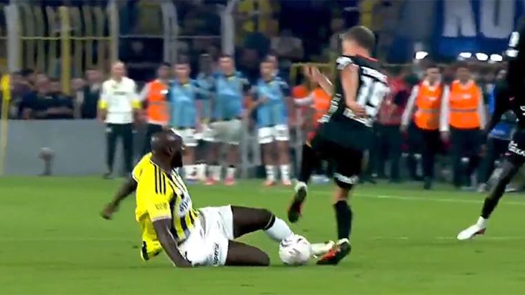 Opvallend Verhitte Turkse derby kent Belgisch 'hoogtepunt': Lukaku gaat héél fel door op Duivel-collega Trossard, die wel als laatste lacht