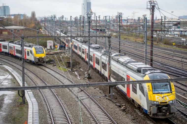 Deux suspects interpellés pour des dizaines de cambriolages à travers le pays : l’un d’eux tente de fuir en sautant d’un pont et bloque le trafic ferroviaire
