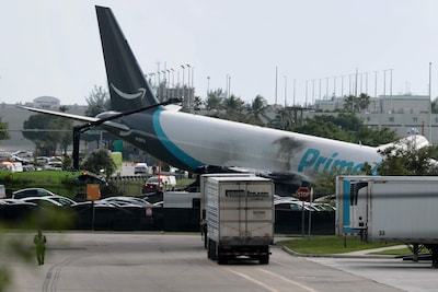 Beelden tonen hoe vrachtvliegtuig in Miami van landingsbaan schiet en op truck botst: minstens vijf doden